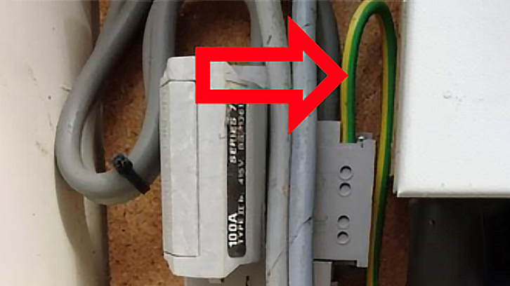 An image highlighting the green and yellow earthing connection